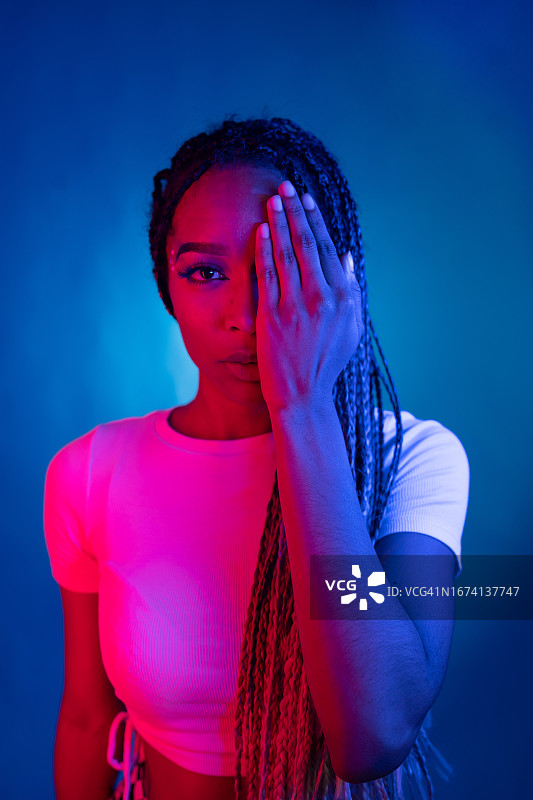 用一只手遮住眼睛的女人图片素材