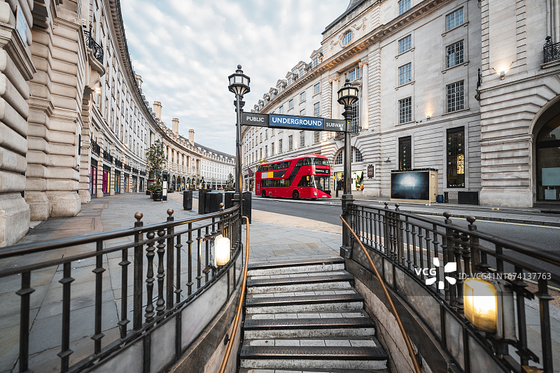 英国伦敦的丽晶街和红色双层巴士图片素材