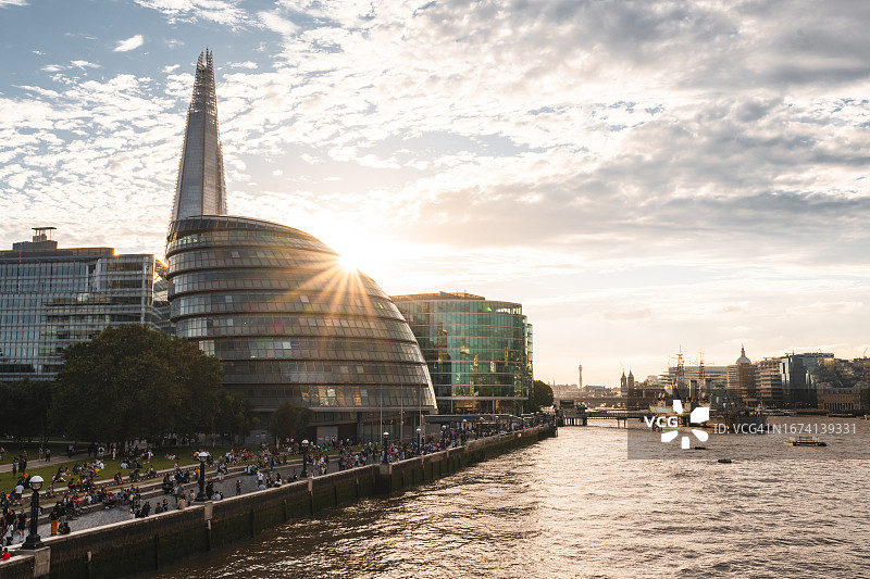 英国伦敦日落时分的碎片大厦、GLA大楼和泰晤士河图片素材