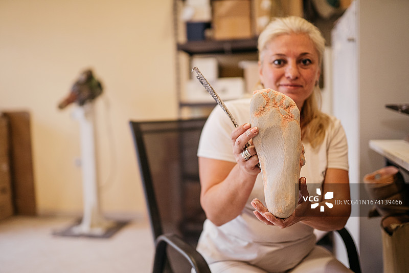 在办公室摆姿势的女假肢师图片素材