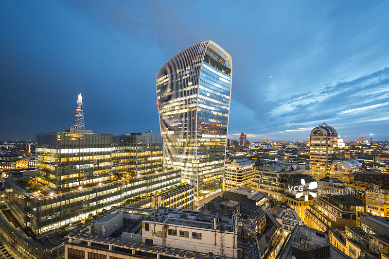 英国伦敦黄昏时分的芬乔奇街20号（对讲机）摩天大楼和城市景观图片素材