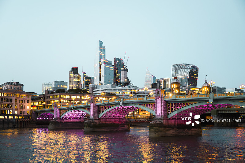 黄昏时的南华克桥和伦敦市，英国图片素材