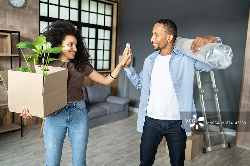 在新公寓里拆包图片素材