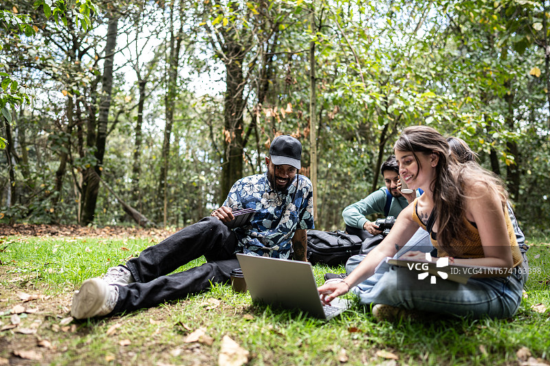 在公园里一起学习的大学生图片素材