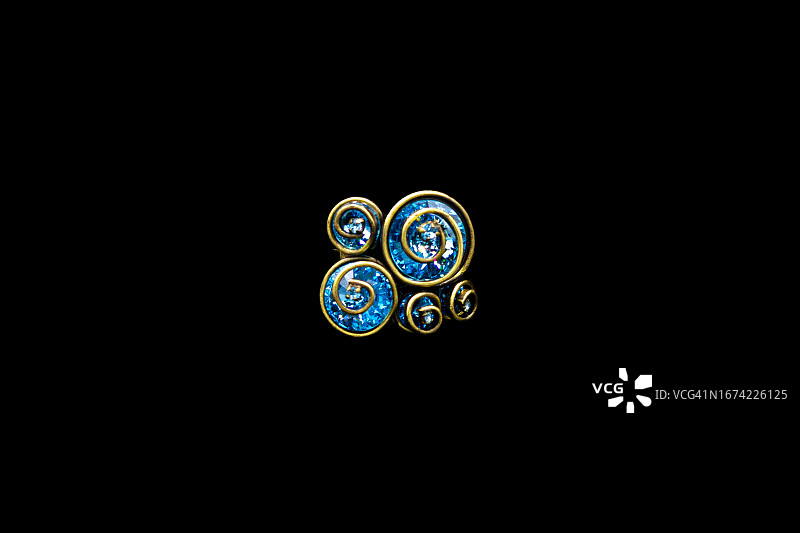 黑色背景上的珍贵蓝色蓝宝石戒指图片素材
