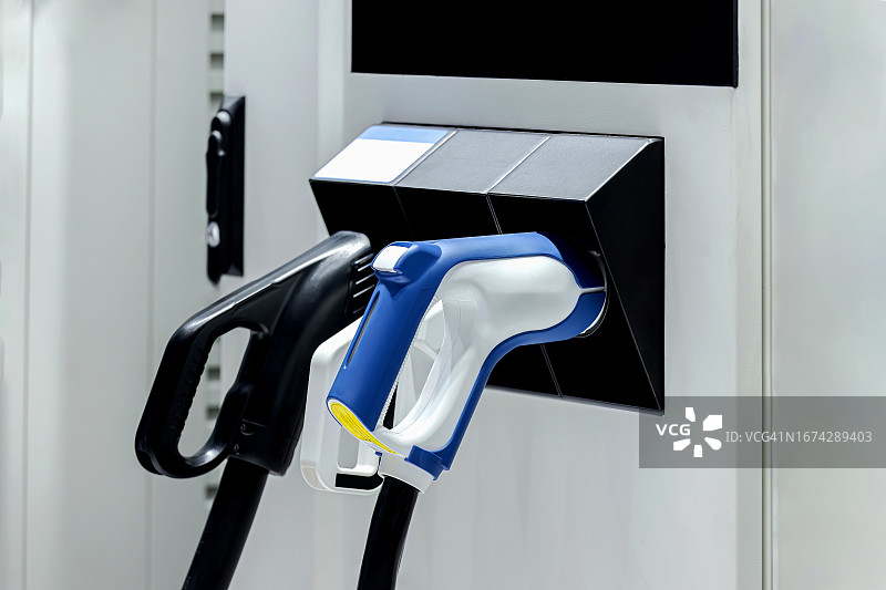 电动汽车充电器特写，白色背景图片素材