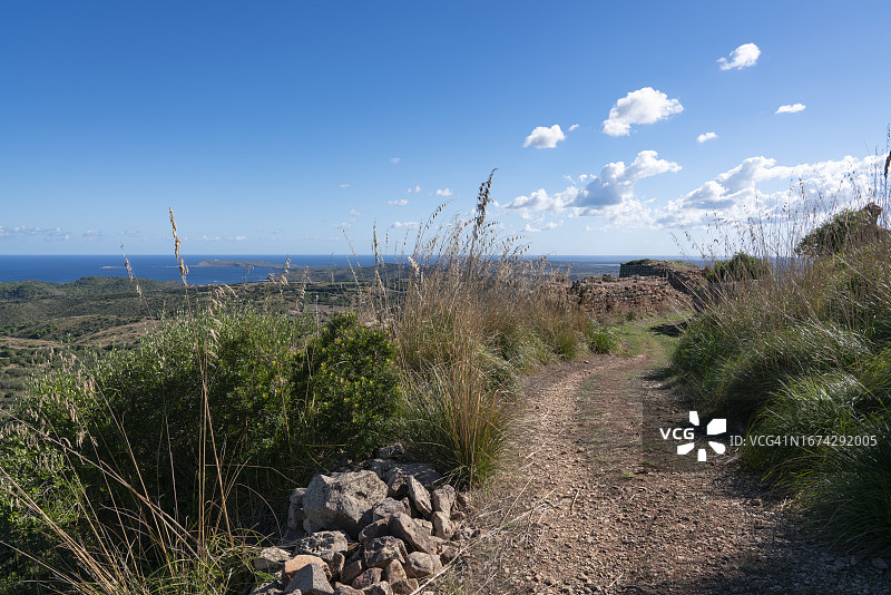 通往梅诺卡岛圣阿格达城堡山顶的小路图片素材
