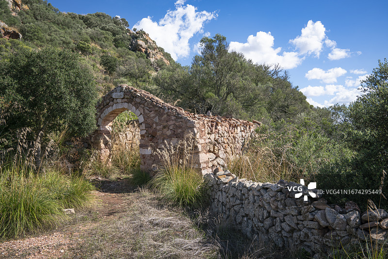 圣阿格达城堡徒步路上的小型古代谷仓遗址，梅诺卡岛图片素材