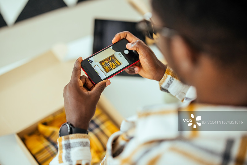 男子拍摄货物照片图片素材