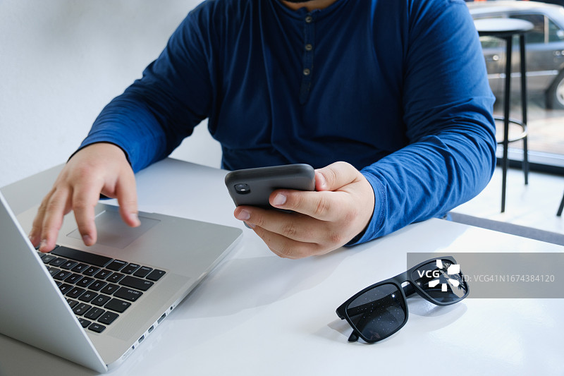 在办公室手持智能手机的男商人图片素材