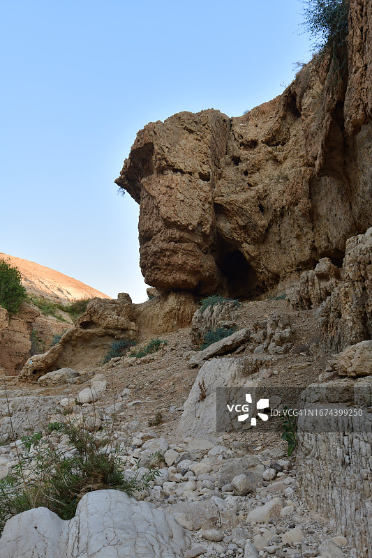 在幽深沙漠峡谷中徒步旅行图片素材