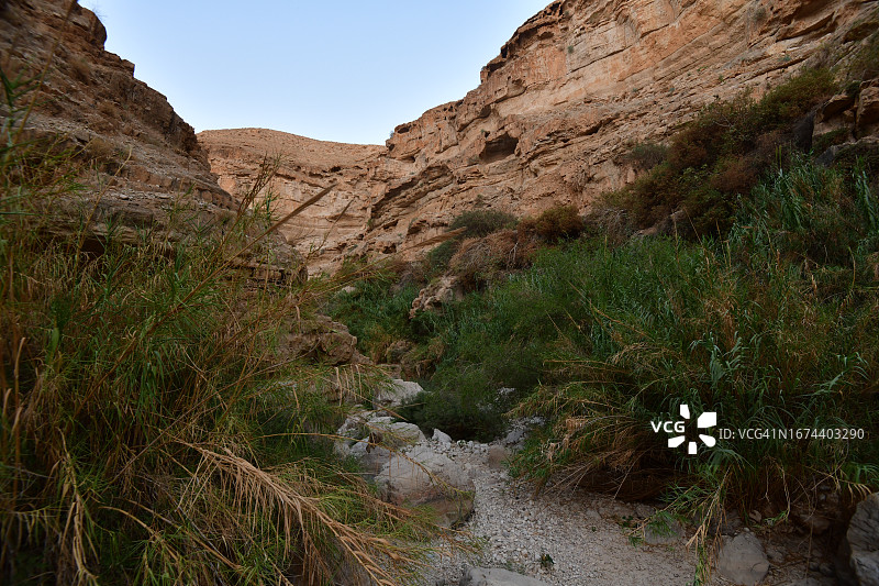 在幽深沙漠峡谷中徒步旅行图片素材