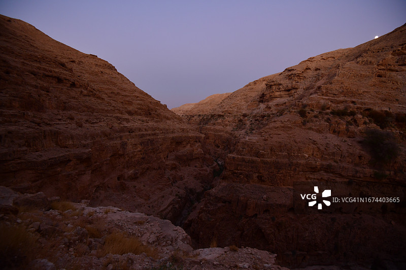 在幽深沙漠峡谷中徒步旅行图片素材