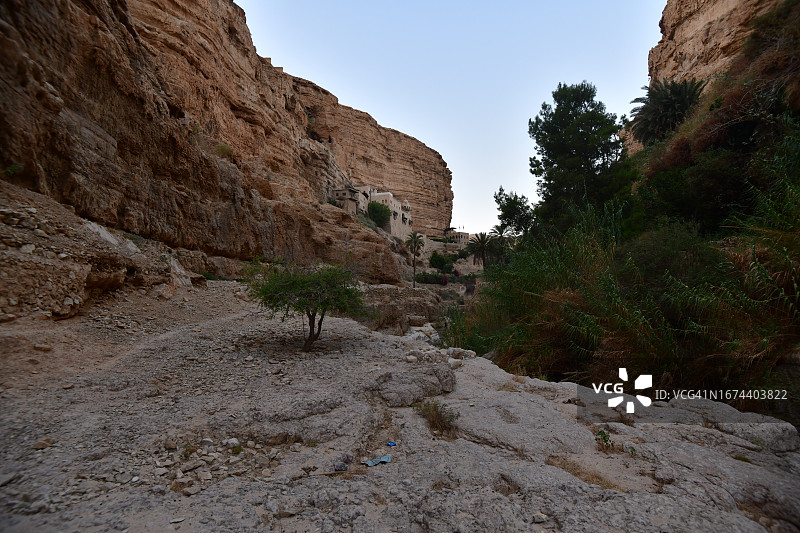 深沙漠峡谷中的古代修道院图片素材