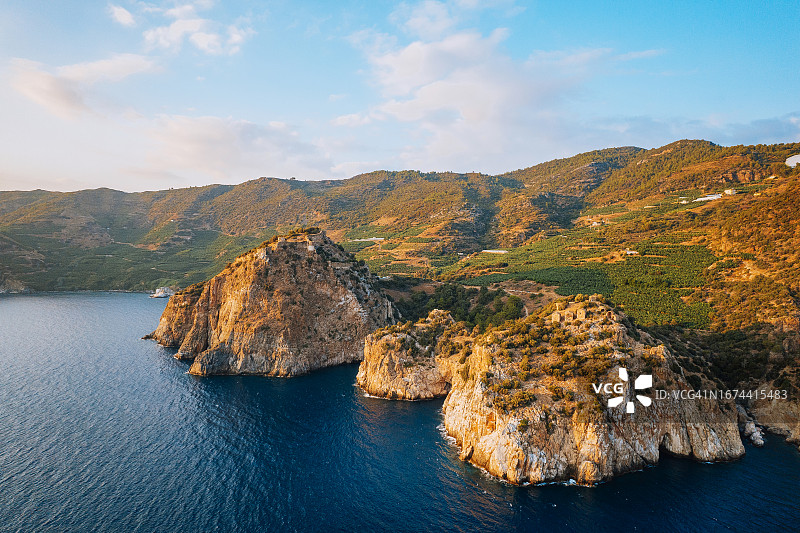 土耳其安塔利亚省加济帕沙的德里克海事国王湾鸟瞰图，位于安条克古城图片素材