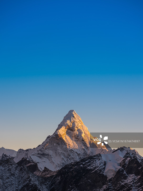 喜马拉雅山脉尼泊尔雪山峰顶，直插蓝天图片素材