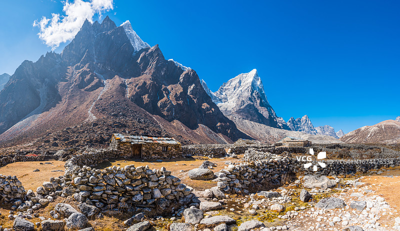 俯瞰尼泊尔牦牛和司机山间小屋的喜马拉雅山峰图片素材