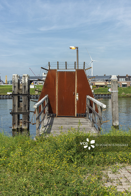 带刺铁丝网环绕的生锈钢制入口大门图片素材