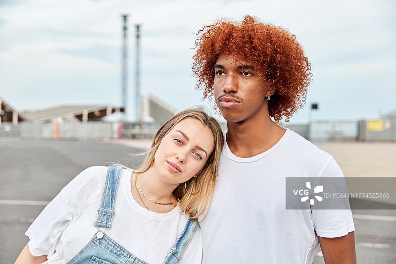 年轻的多种族嘻哈情侣 портрет图片素材