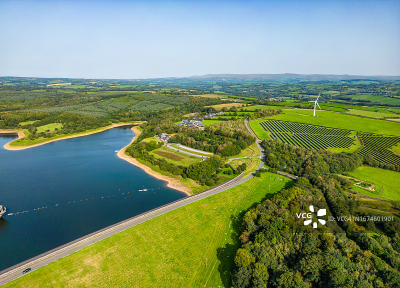 罗德福德水库、太阳能发电场和风力涡轮机图片素材