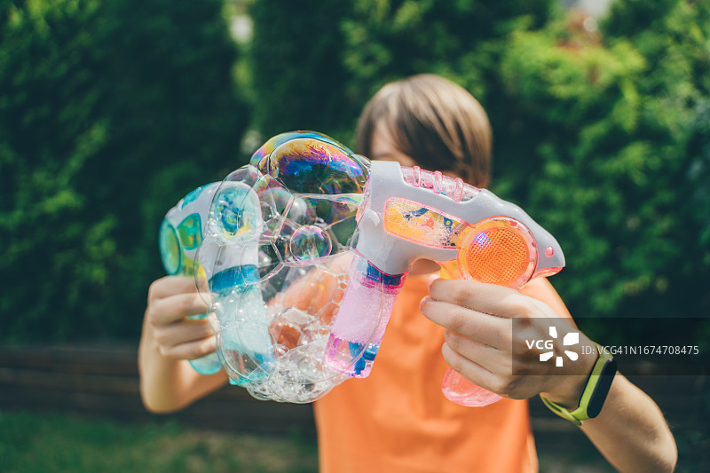 青少年户外吹泡泡图片素材