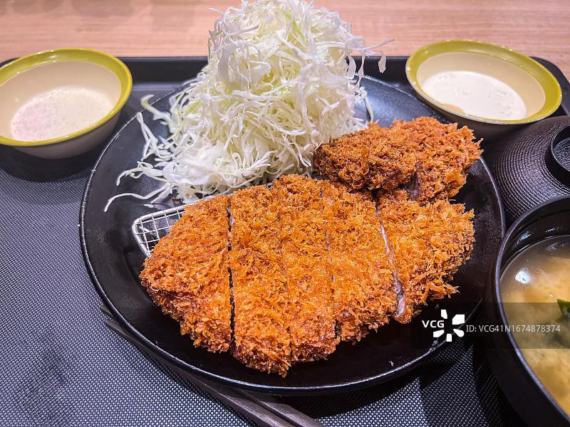 猪里脊肉片和羊肉片套餐配海盐和辣根酱图片素材