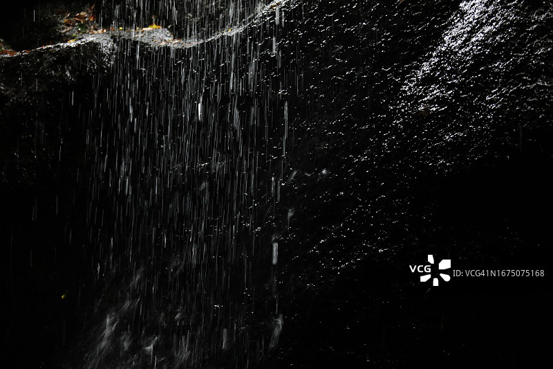 黑暗洞穴中的瀑布图片素材