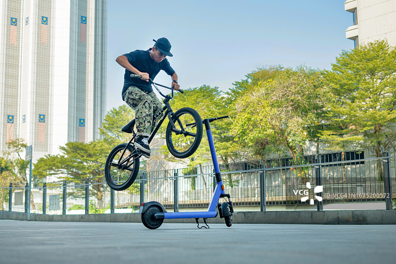 年轻骑手在城市里进行极限自行车运动图片素材