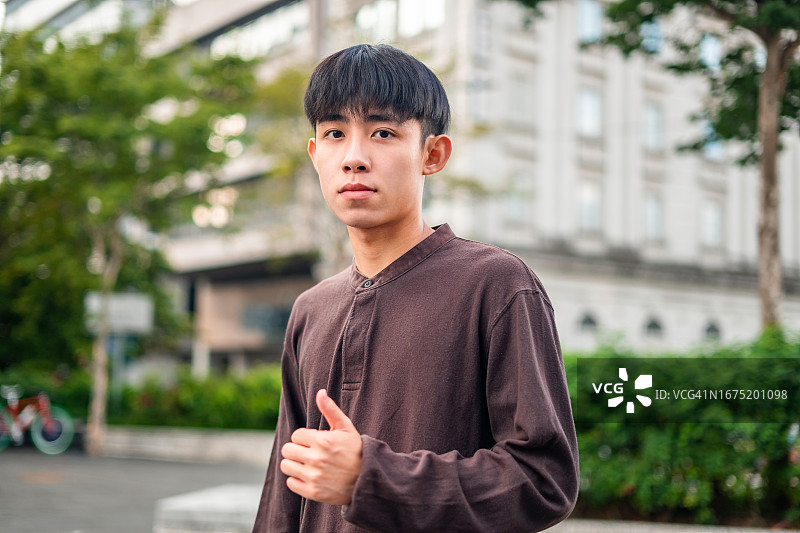 自信的年轻男子竖起大拇指图片素材