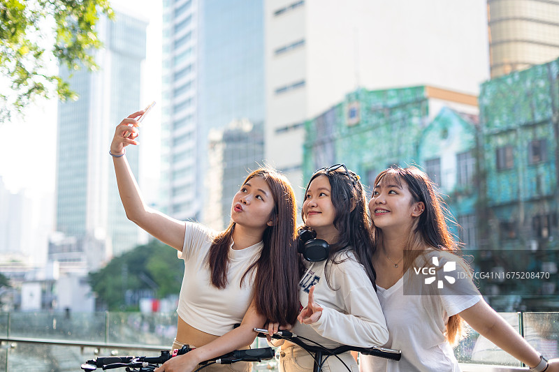自拍时刻！女性友谊概念图片素材