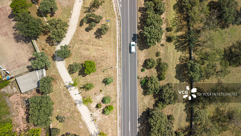 植被道路白色汽车行驶航拍图片素材