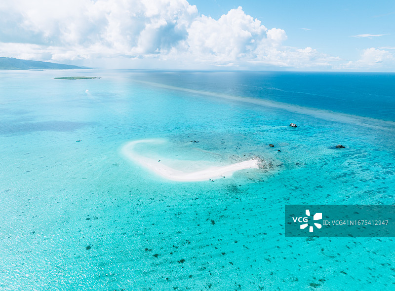 热带水域珊瑚礁泻湖中的沙洲，冲绳，日本图片素材