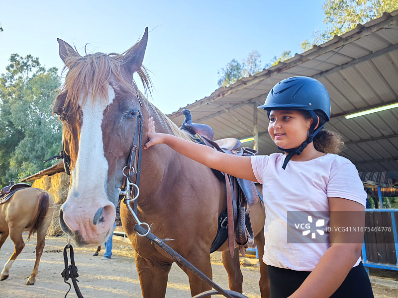 儿童享受马术课图片素材