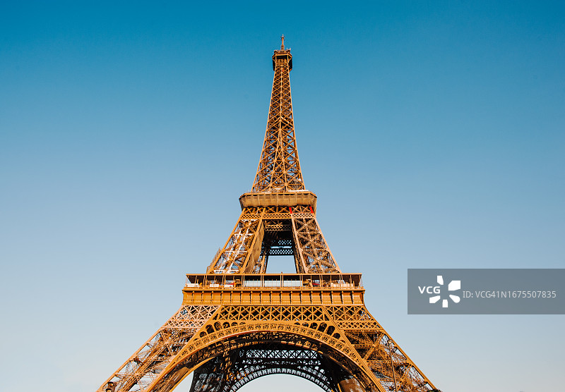 仰望巴黎埃菲尔铁塔图片素材