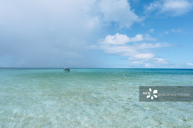 日本冲绳八重山群岛珊瑚礁泻湖的清澈热带海水图片素材