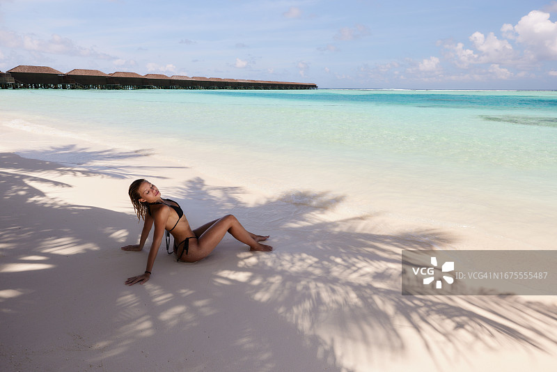 在海滩阴凉处放松的女人图片素材
