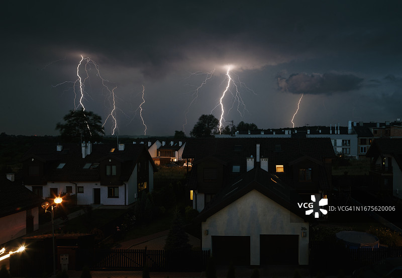 住宅区上空的闪电图片素材