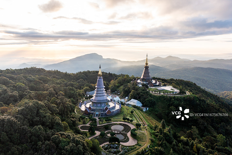 泰国北部因他农山佛塔图片素材