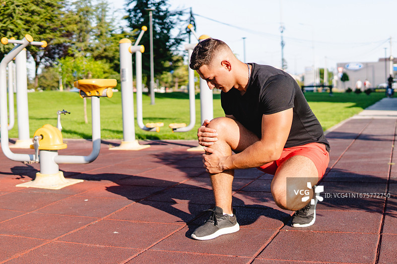 男子训练中膝盖受伤图片素材