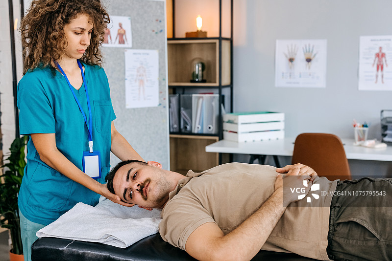 我脖子疼图片素材