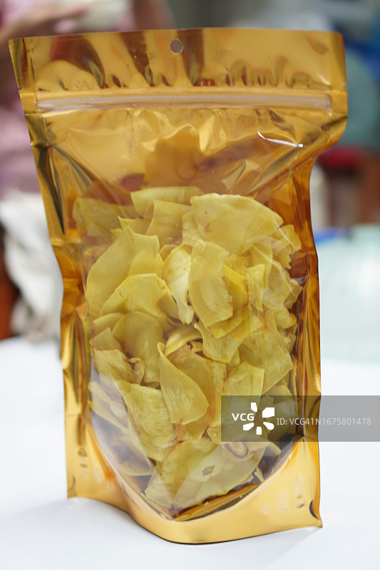 自封塑料袋里的炸榴莲图片素材