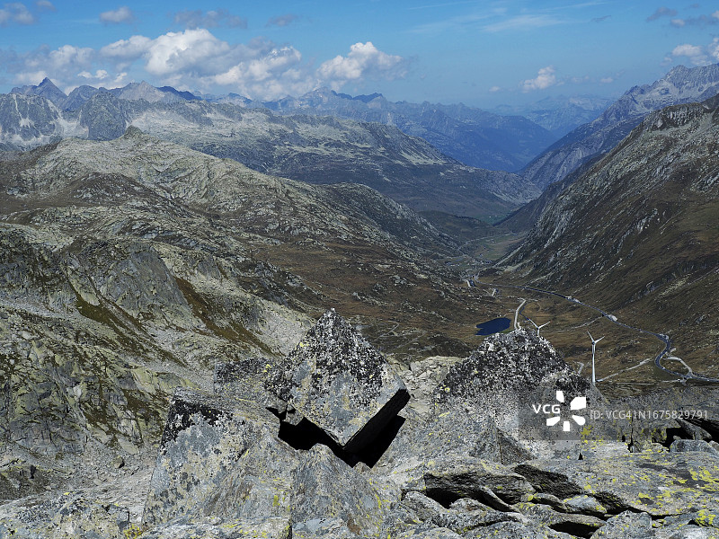 从戈特哈德山口附近的菲比亚山观赏乌里阿尔卑斯山脉图片素材