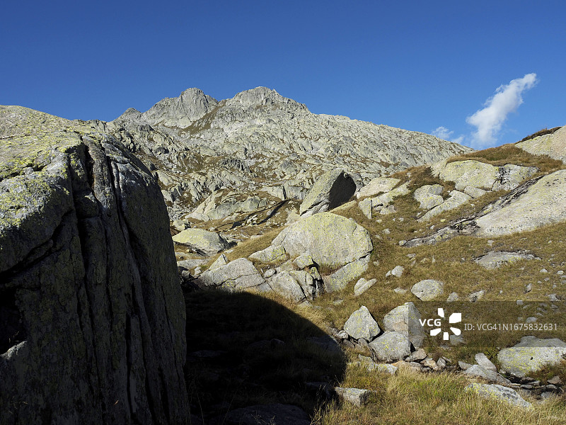 从圣哥达山口附近的瓦莱塔迪圣哥达看到的瓦莱塔山图片素材