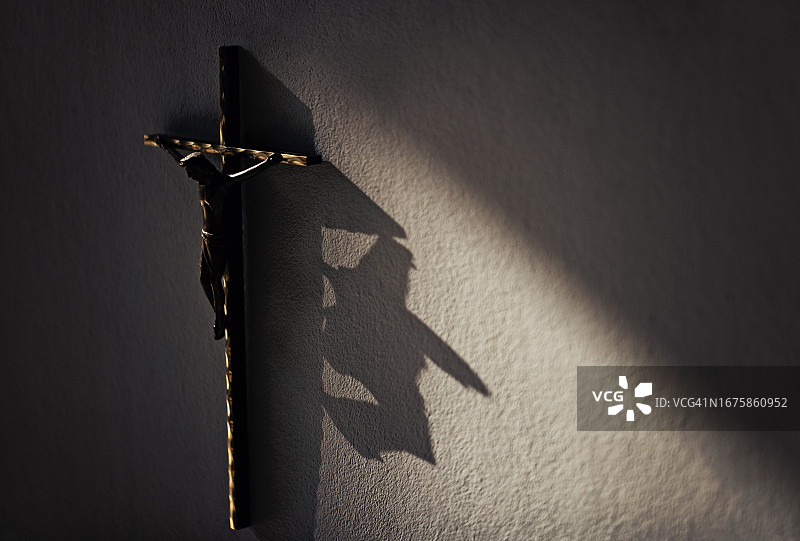 墙上的十字架图片素材
