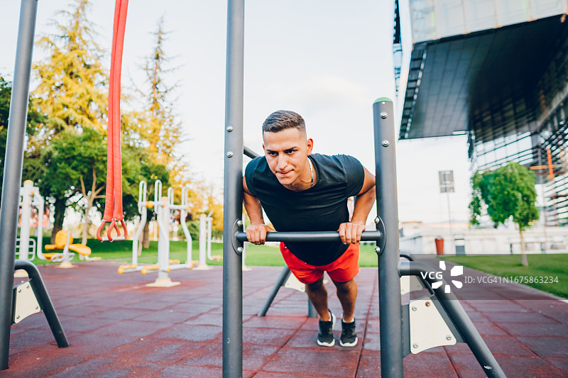 男人做俯卧撑图片素材