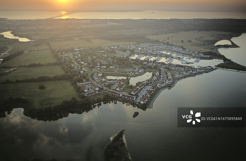 肯特岛海湾开发的航拍，右侧是即将开发的玉米地图片素材