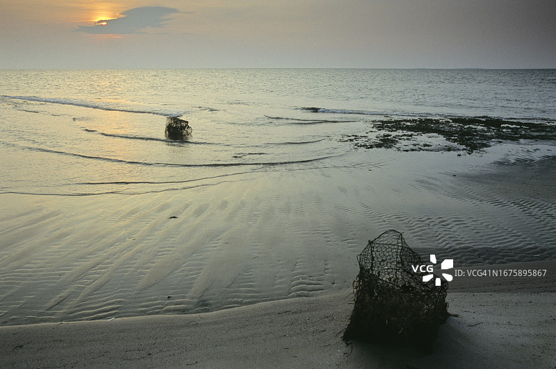弗吉尼亚州伊莎贝尔港海滩上的旧蟹笼图片素材