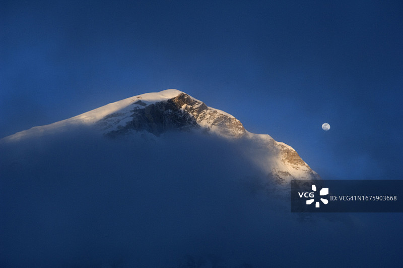 珠穆朗玛峰：尼泊尔昆布冰川图片素材