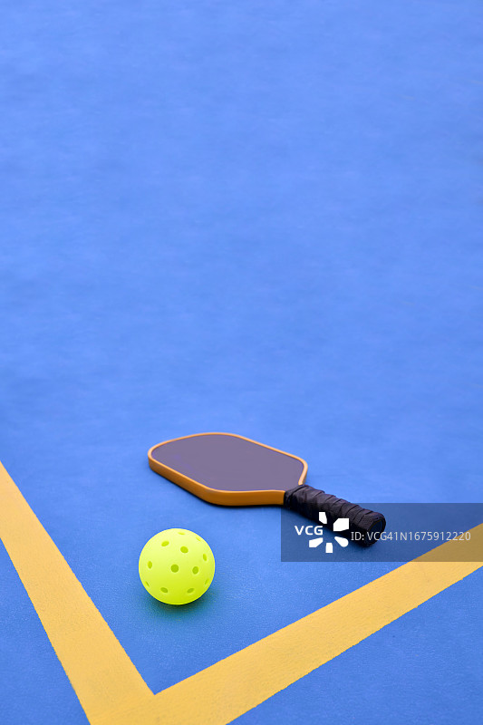 泡菜球球拍和球在球场上图片素材