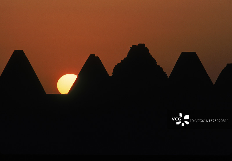 苏丹古老金字塔的日落剪影图片素材